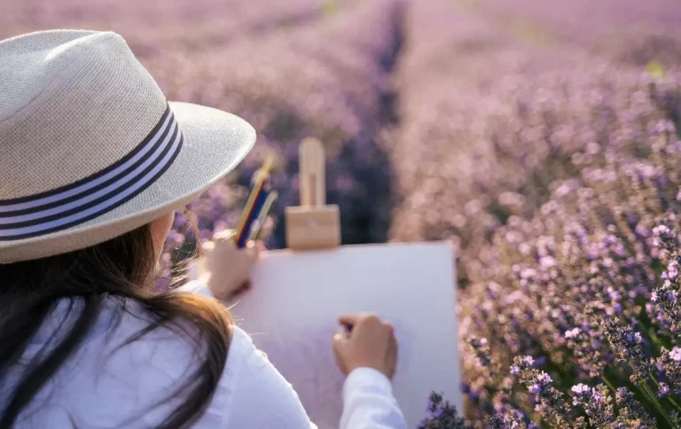 Mujer pintando un cuadro al aire libre en los campos de lavanda de Moratalla, Murcia.